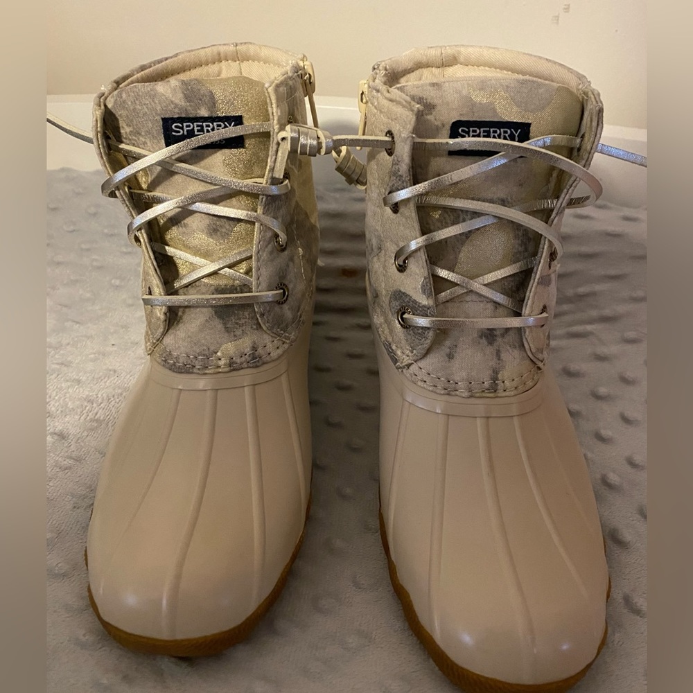 Girls sperrys size 2. Brand new, only tried on. Too small for my daughter.